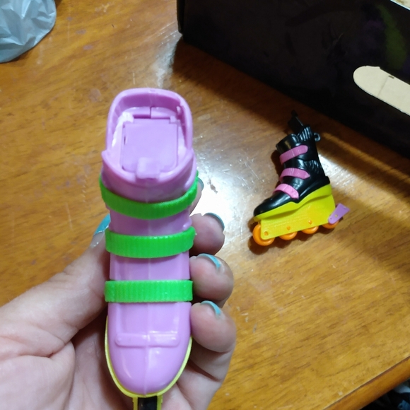 2 Vintage Tools Blazing Blades Candy Container Rollerblades - Picture 6 of 8